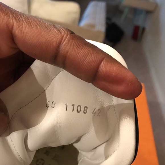 Authentic Louis Vuitton sneakers - Picture 2 of 8